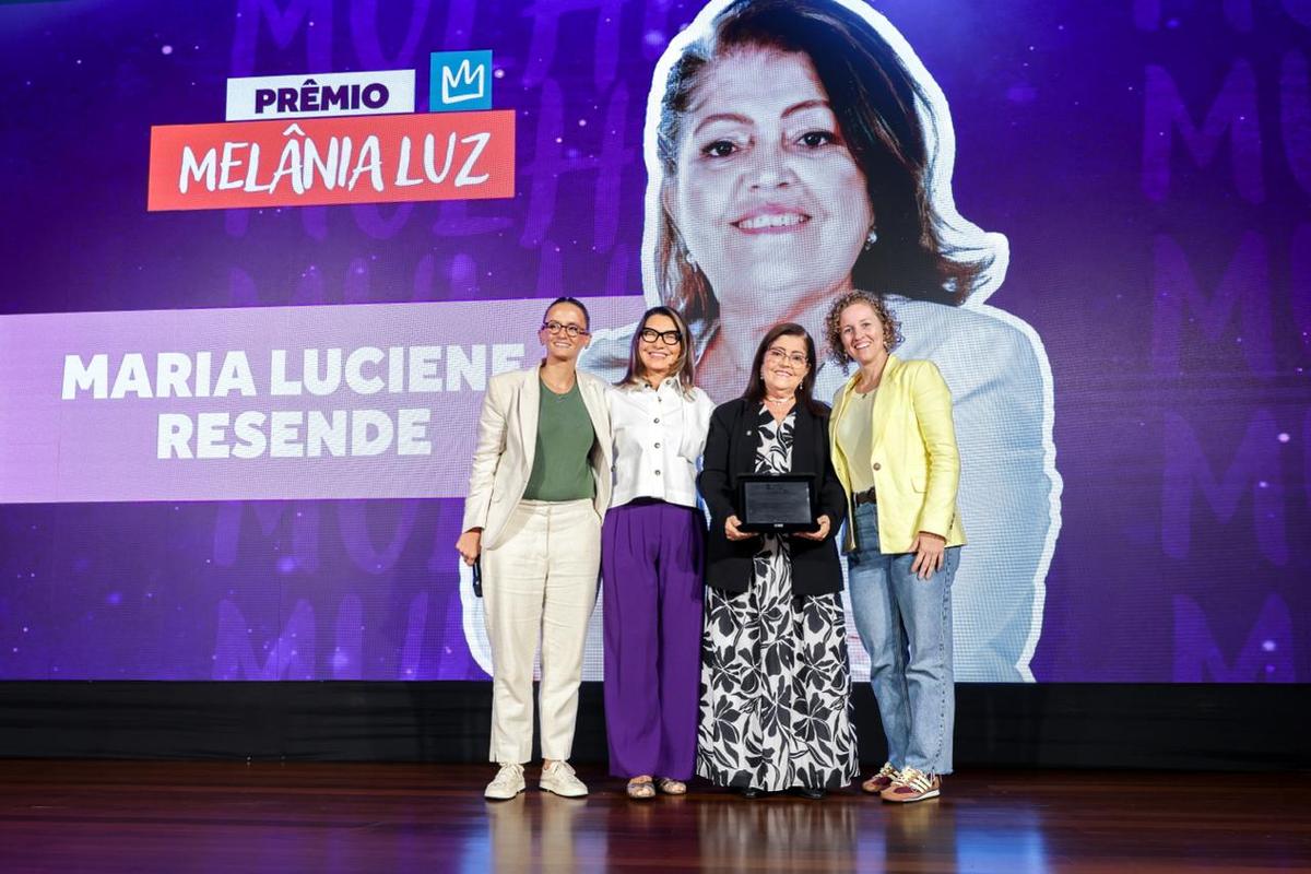 Luciene Resende recebe Prêmio Melânia Luz das mãos da primeira-dama Janja Lula da Silva durante o III Fórum Mulher no Esporte