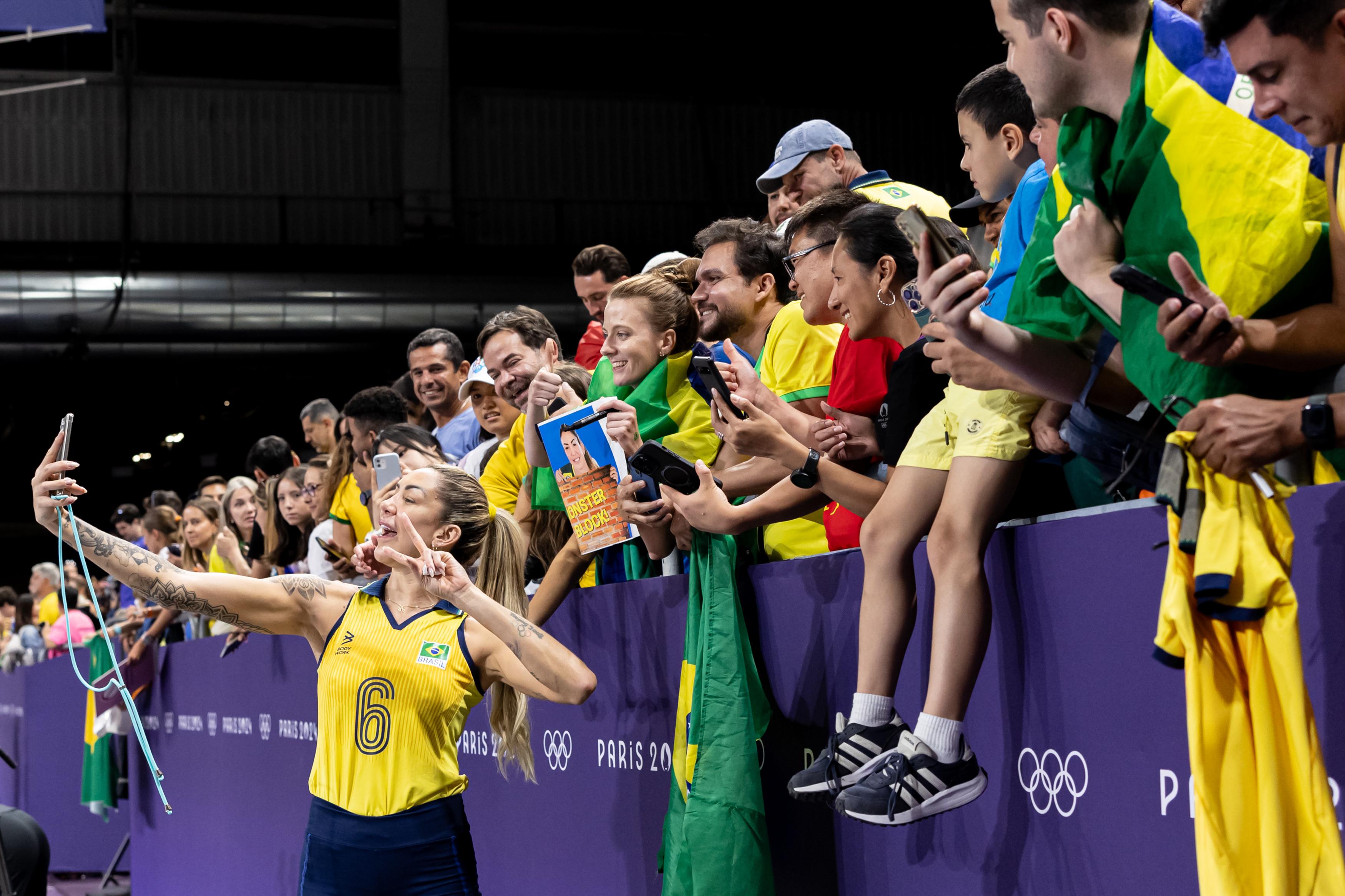 Thaísa celebra com torcedores após conquista do bronze em Paris. Foto: Miriam Jeske/COB