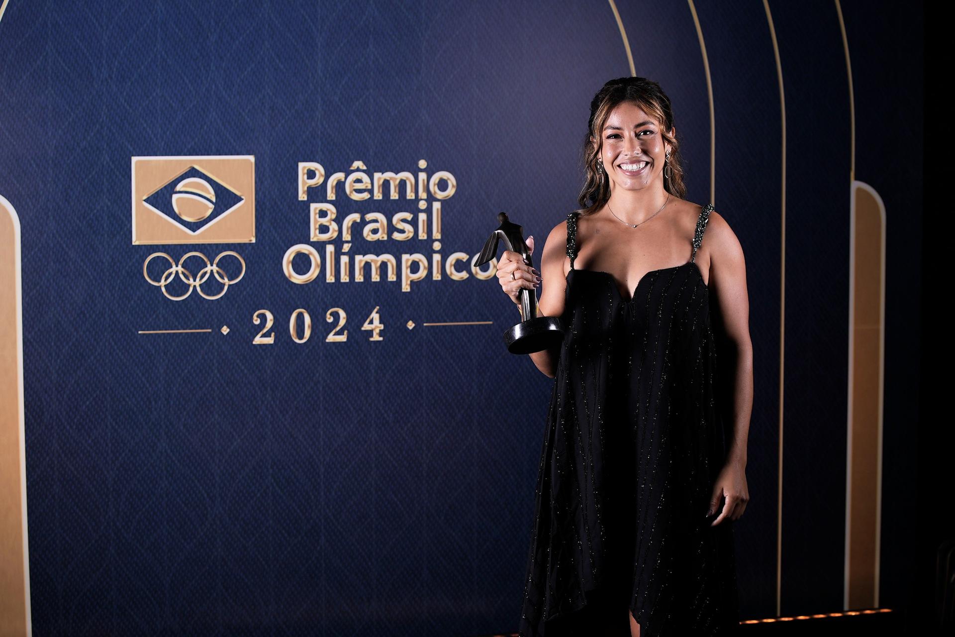 Ana Sátila com o Prêmio Inspire. Foto: Alexandre Loureiro/COB Ana Sátila com o Prêmio Inspire. Foto: Alexandre Loureiro/COB